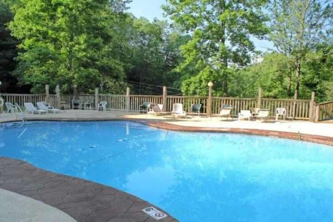 A Charming Cabin, Pool, Firepit, Hot Tub-Jacuzzi 蓋特林堡 外观 照片